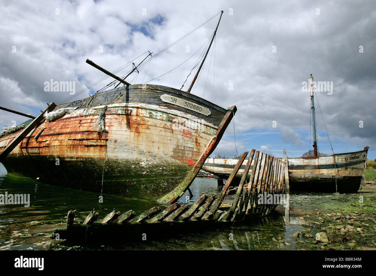 THE PASSAGERE BOAT GRAVEYARD ON THE BANKS OF THE RANCE, QUELMER, ILLE-ET-VILAINE (35), FRANCE Stock Photo