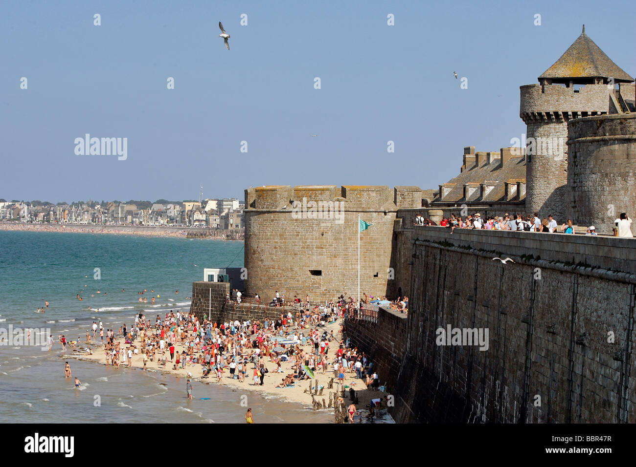 THE EVENTAIL BEACH AT THE FOOT OF THE BIDOUANE TOWER, SAINT-MALO, ILLE-ET-VILAINE (35), FRANCE Stock Photo