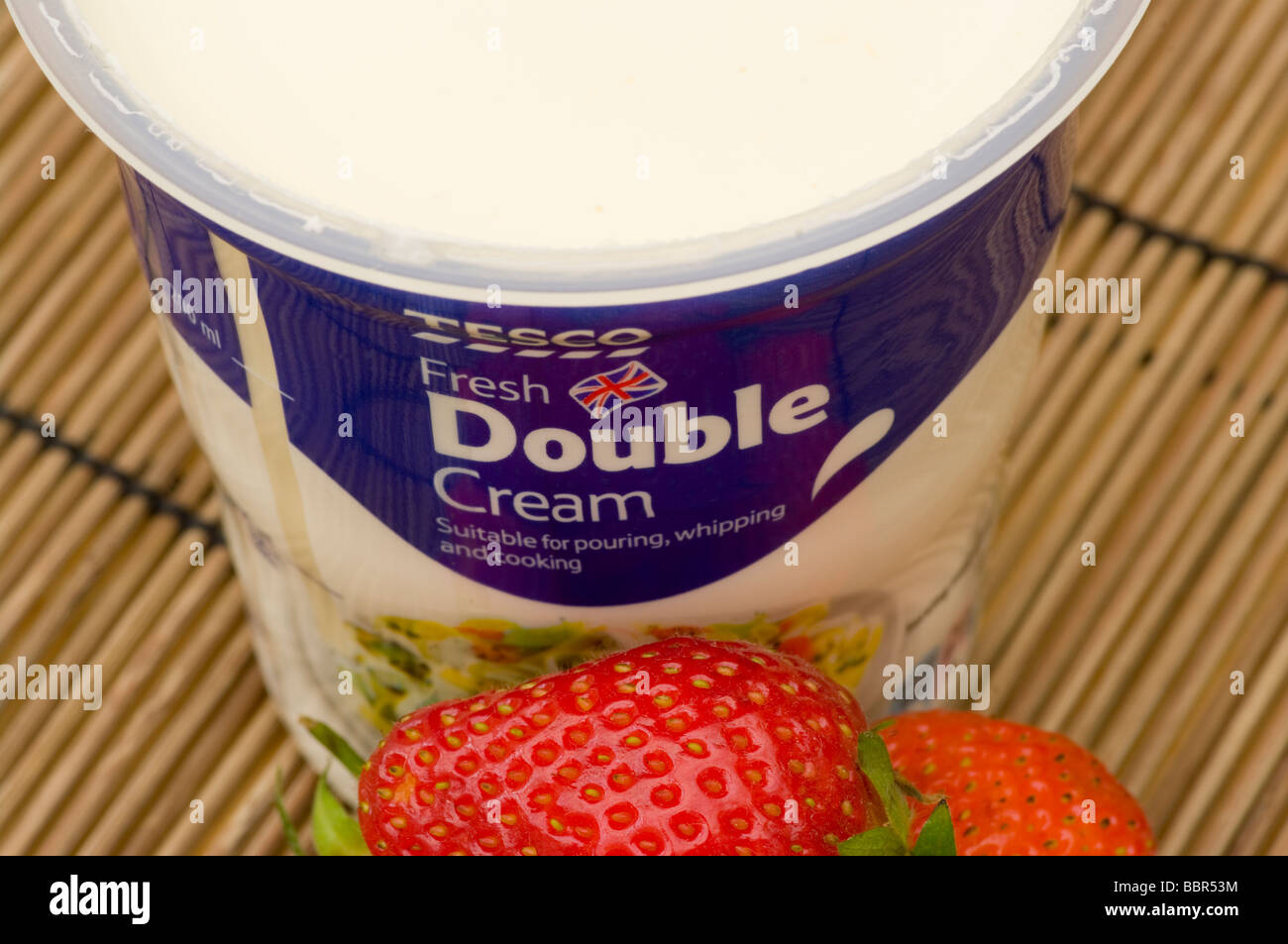Fresh Strawberries With a Pot Of Fresh Double Cream Stock Photo - Alamy
