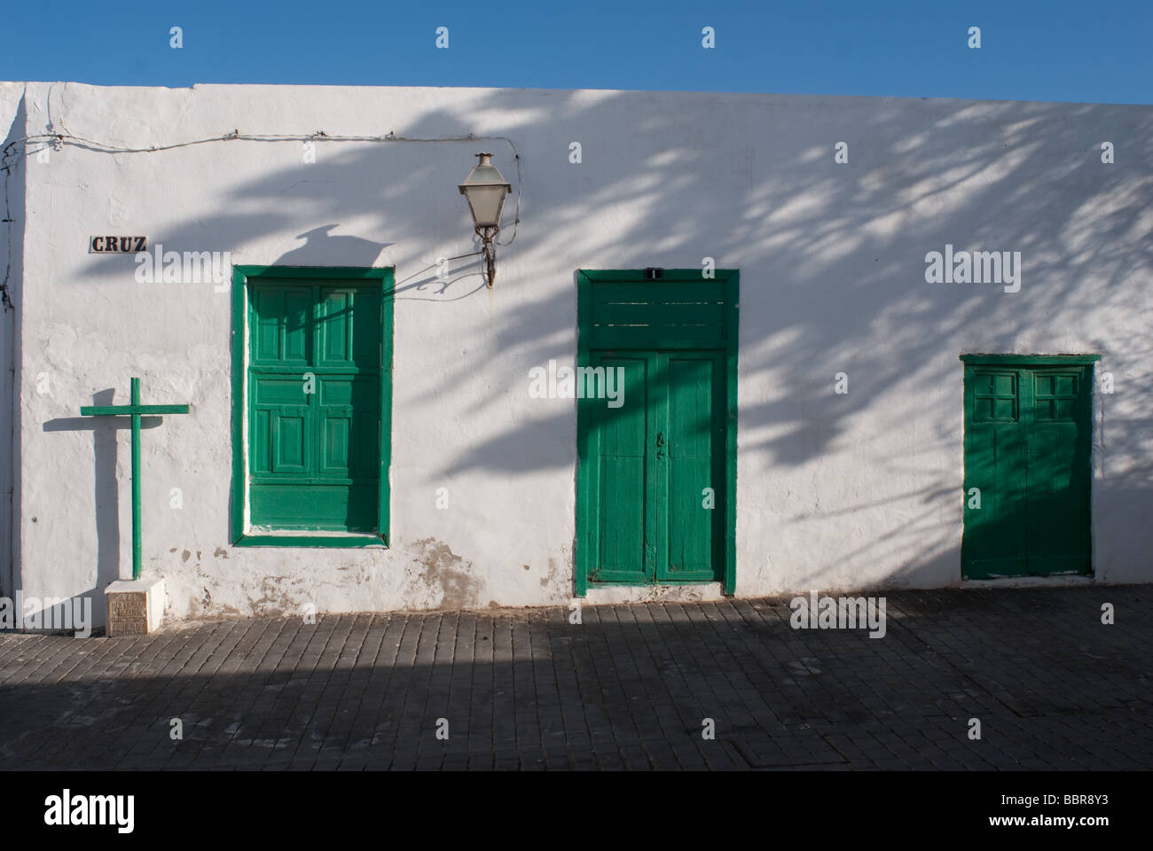 Typical white house hi-res stock photography and images - Alamy