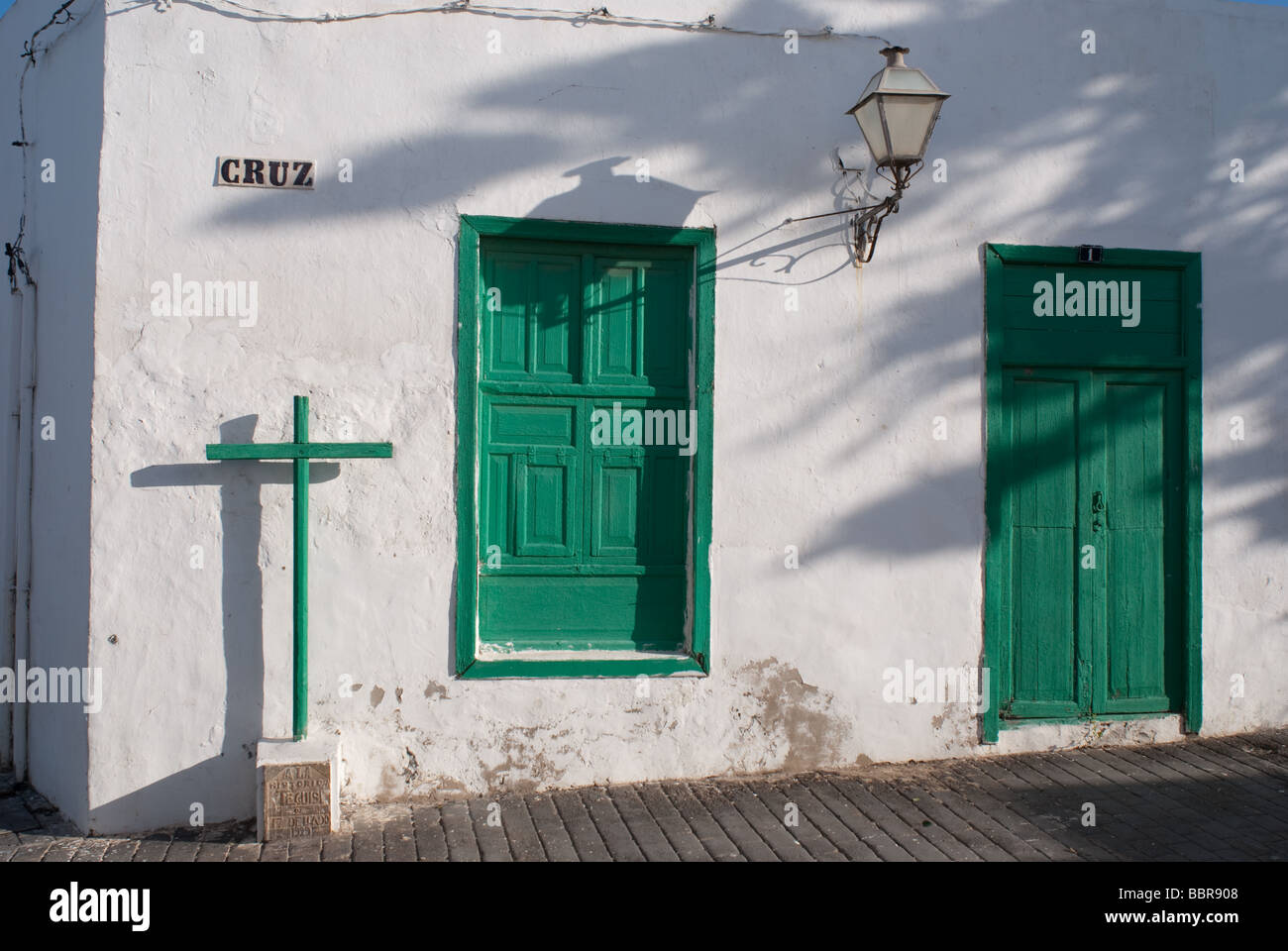 Typical white house hi-res stock photography and images - Alamy
