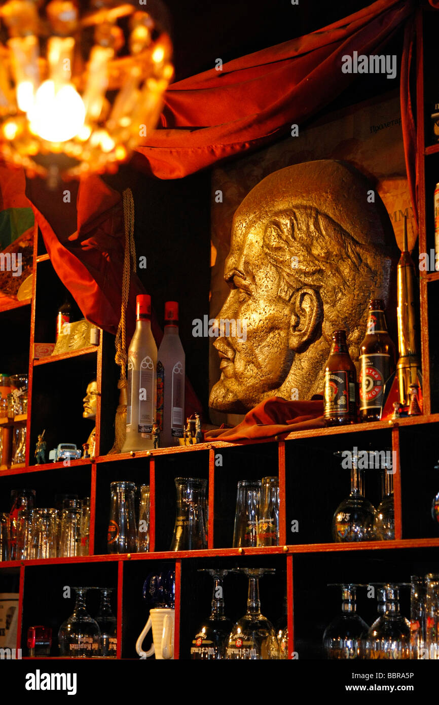BUST OF LENIN, BAR 'LE KREMLIN', LILLE, NORD (59), FRANCE Stock Photo