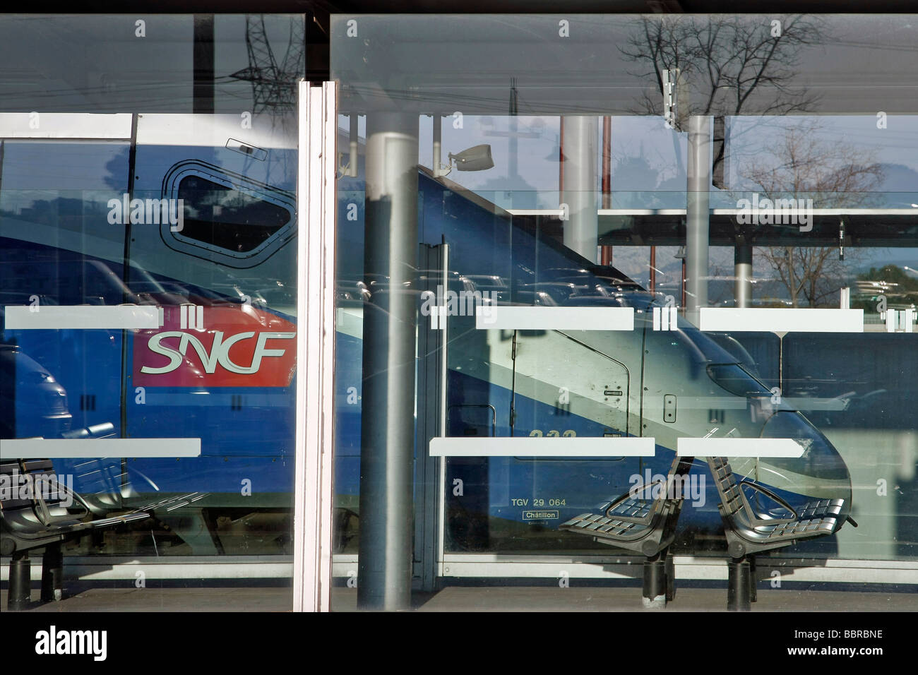 TRAIN AT THE PLATFORM IN THE NEW TGV STATION IN AIX-EN-PROVENCE, BOUCHES-DU-RHONE (13) Stock Photo