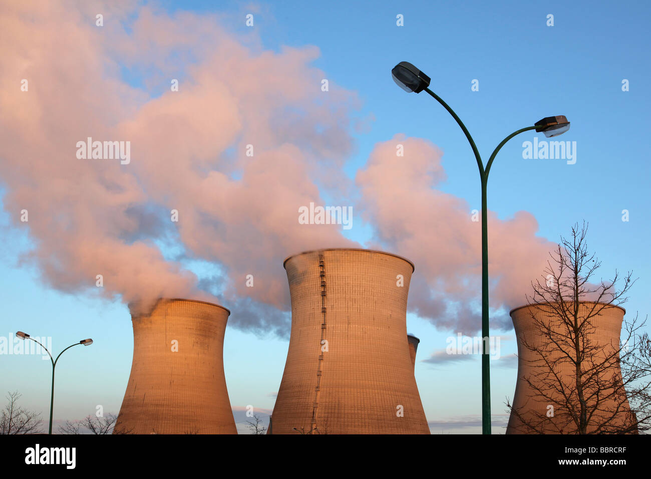 COOLING CHIMNEY (STEAM) AT THE EDF NUCLEAR POWER PLANT, REP TYPE PRESSURIZED WATER REACTOR, BUGEY, AIN (01), FRANCE Stock Photo