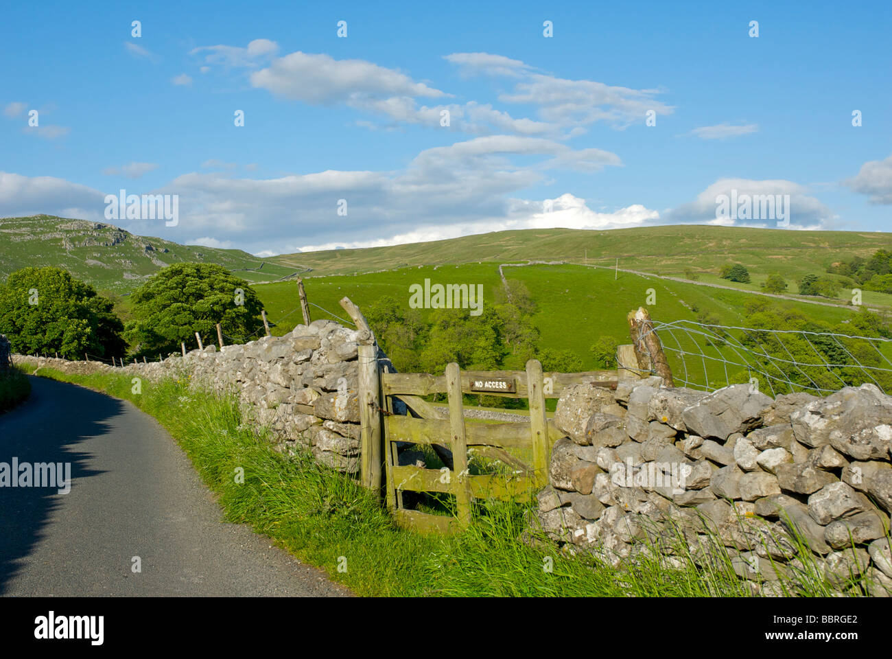 Narrow road near Malham, and gate with 'No Access' sign, Yorkshire Dales National Park, North Yorkshire UK Stock Photo