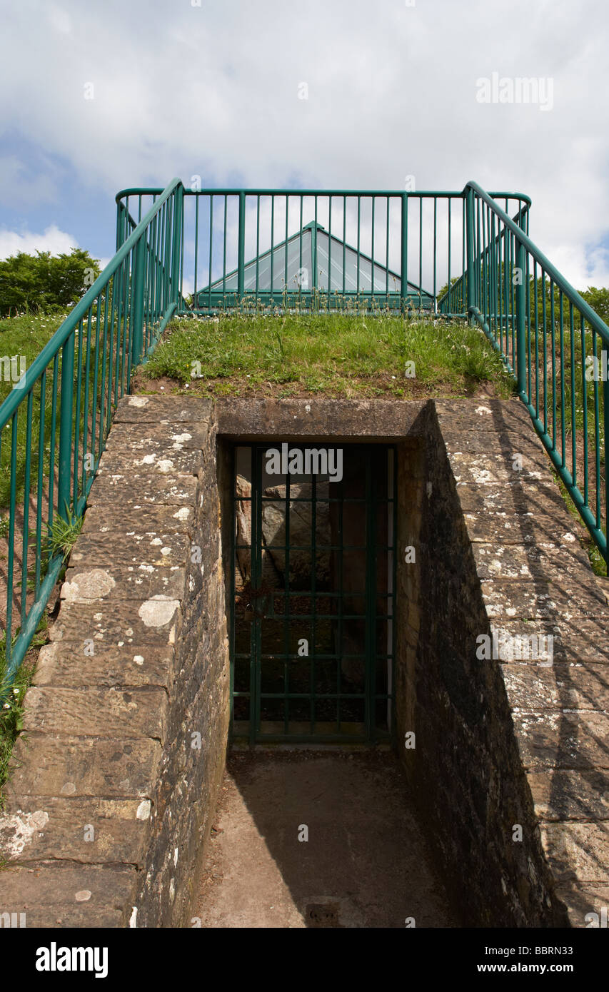 knockmany chambered cairn of queen anya covered and protected to conserve the megalithic art on the stones county tyrone Stock Photo