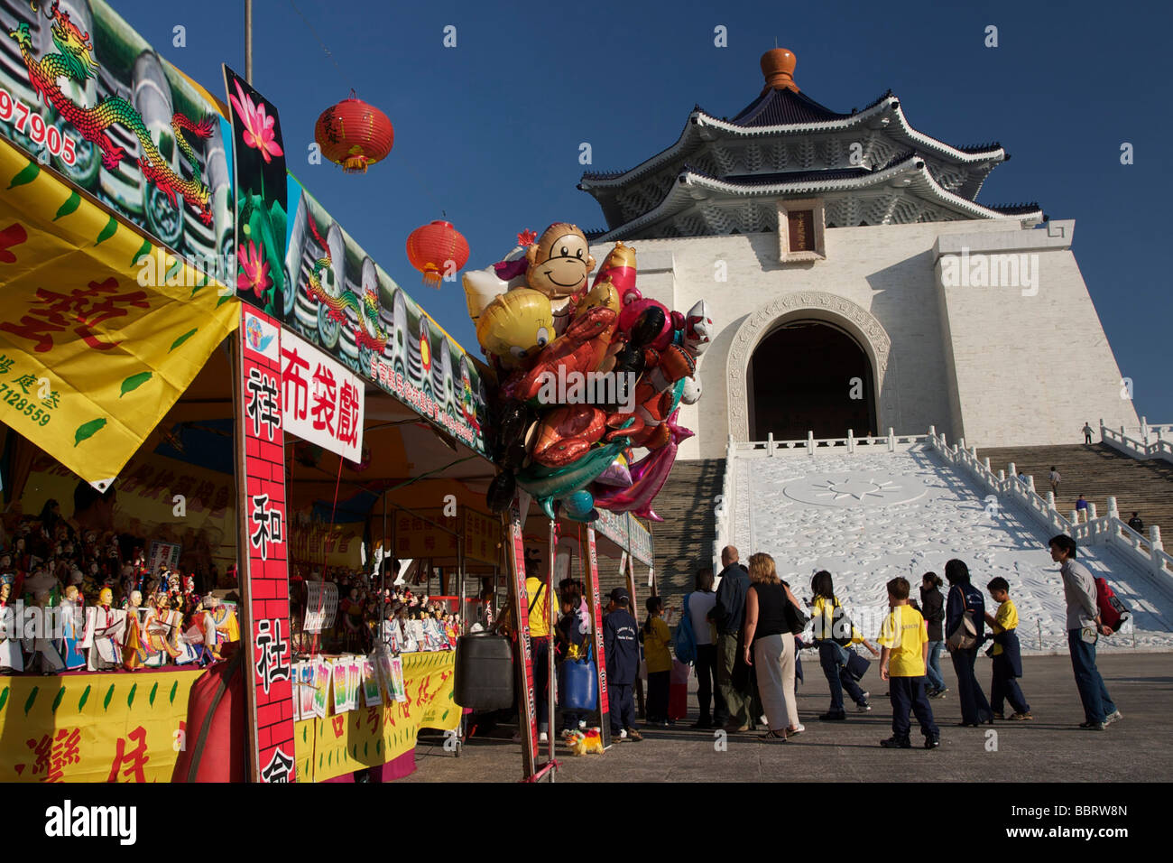 SOUVENIR SHOP IN FRONT OF THE CHANG KAISHEK MEMORIAL, TAIPEI, TAIWAN