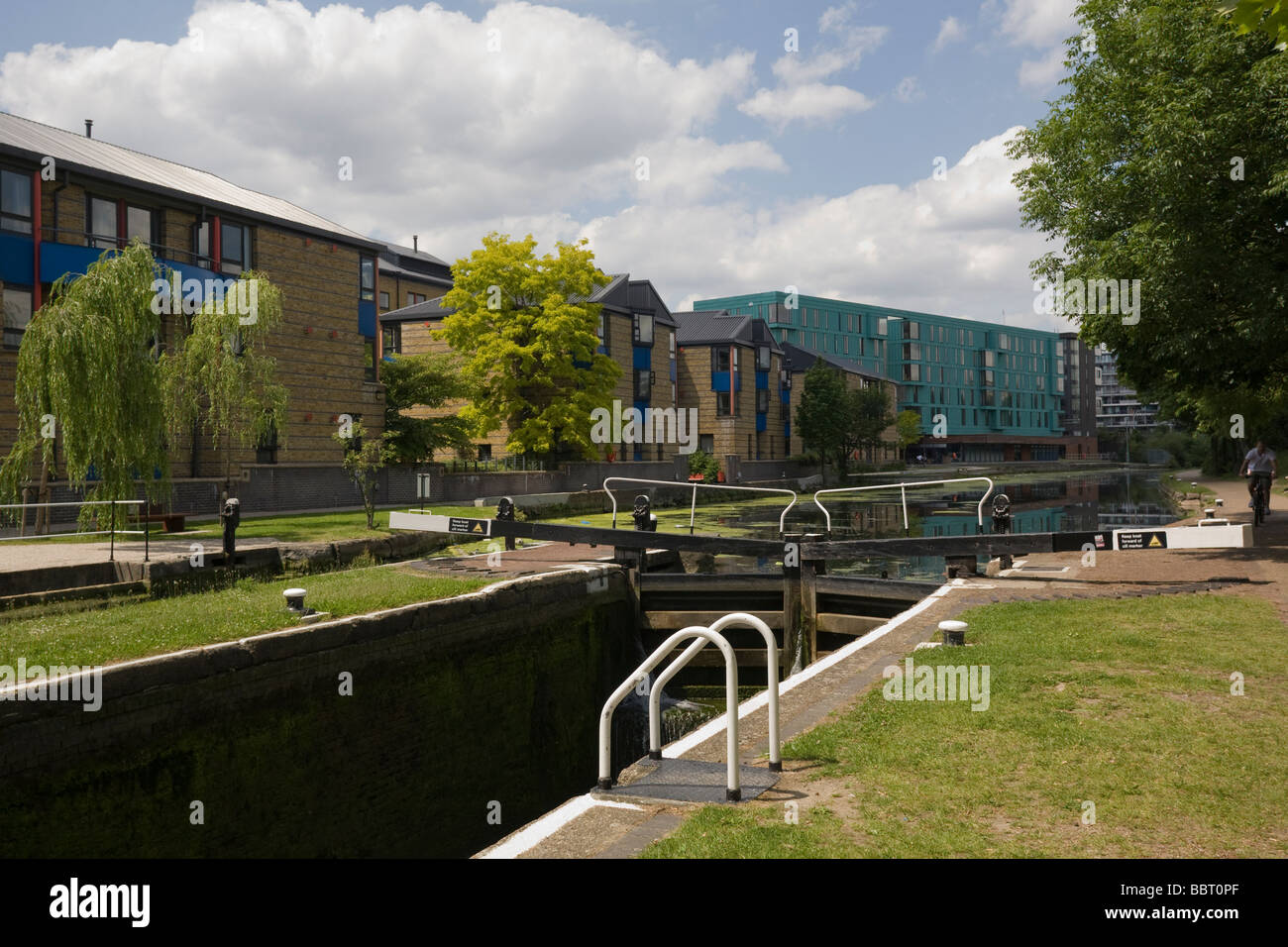 'Mile End Lock' 'Regent's Canal' 'Mile End' 'Tower Hamlets' Lock keepers House' east London GB UK London Borough Tower Hamlets Stock Photo