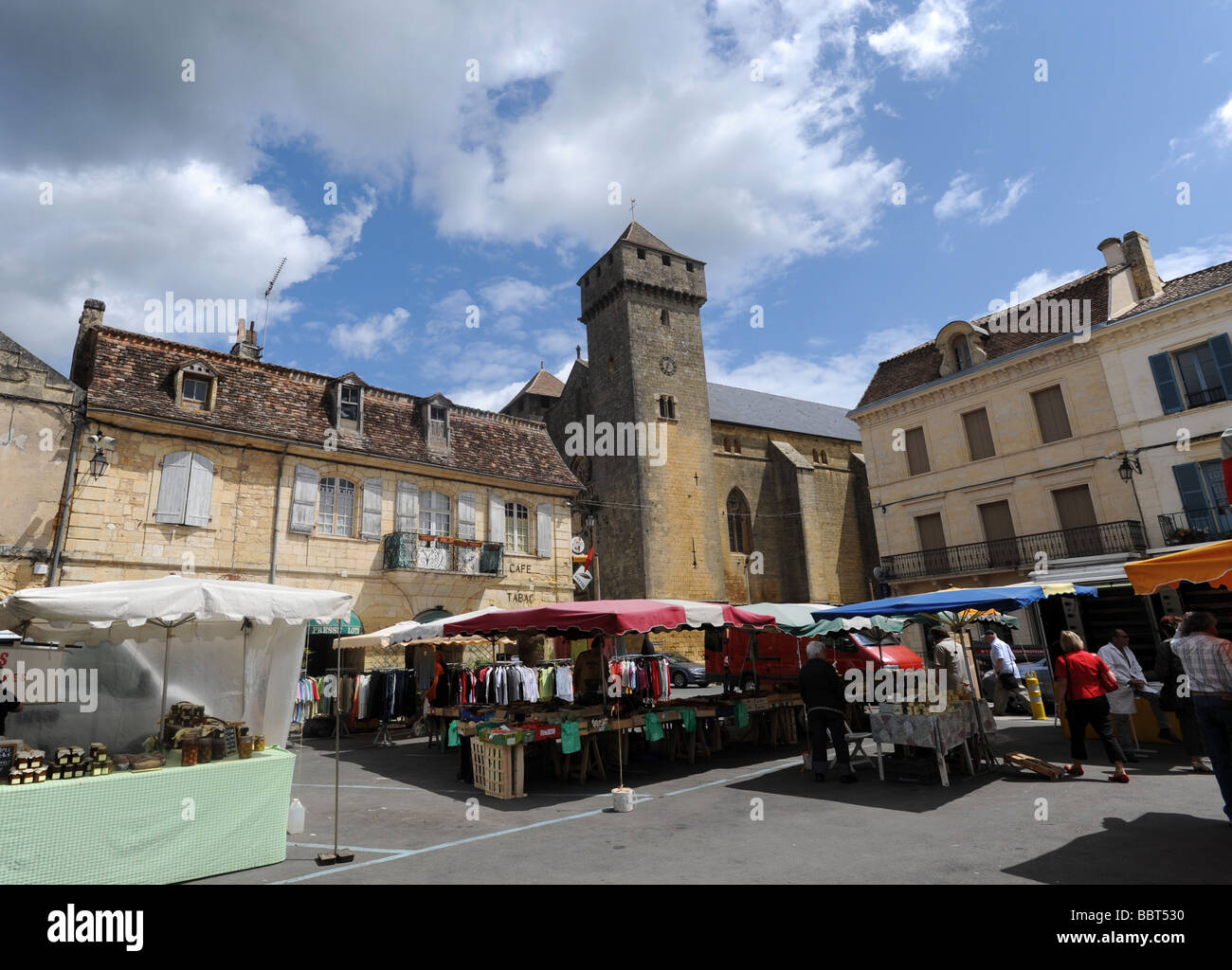 Market day at Beaumont du Perigord Dordogne France Stock Photo Alamy