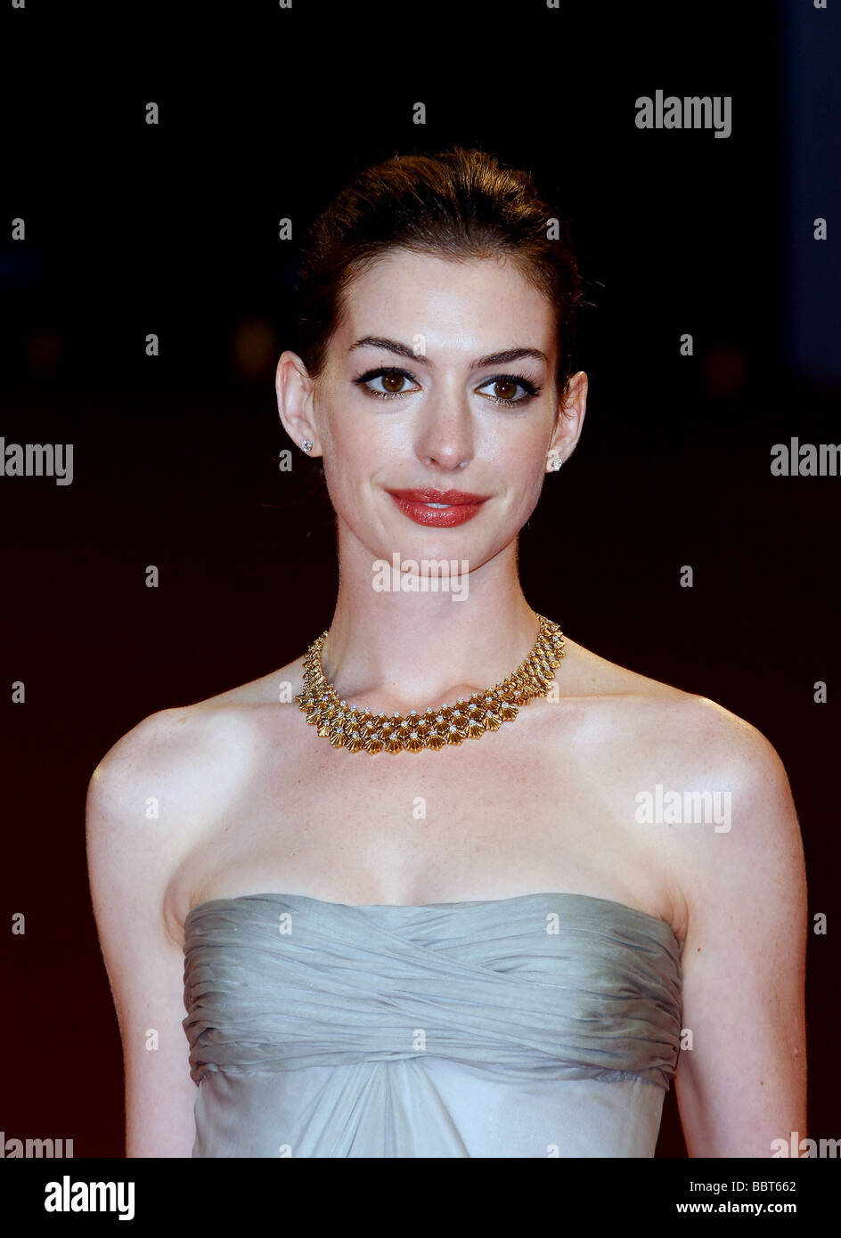 Who Did Marry Anne Hathaway