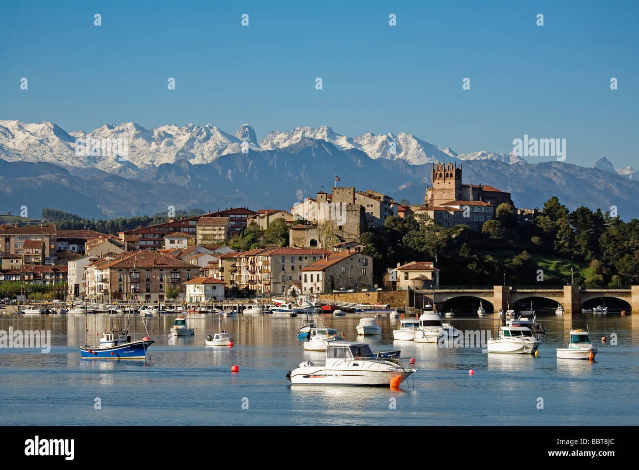 Panorámica de San Vicente de la Barquera Cantabria España Landscape of San Vicente de la Barquera Cantabria Spain Stock Photo