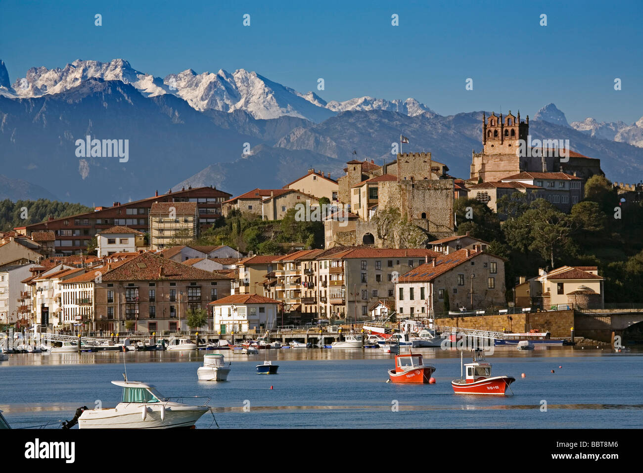 Panorámica de San Vicente de la Barquera Cantabria España Landscape of San Vicente de la Barquera Cantabria Spain Stock Photo