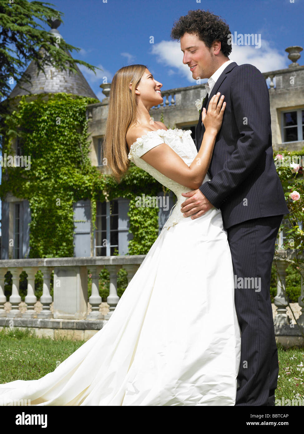 Wedding couple in front castle hi-res stock photography and images - Alamy