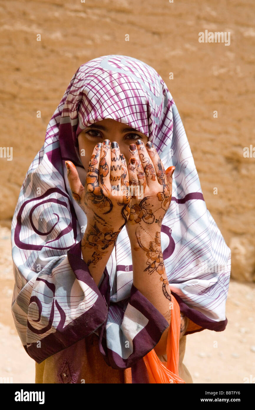 Decoration with henna, Al Hajjarain, Wadi Doan, Yemen, Middle East