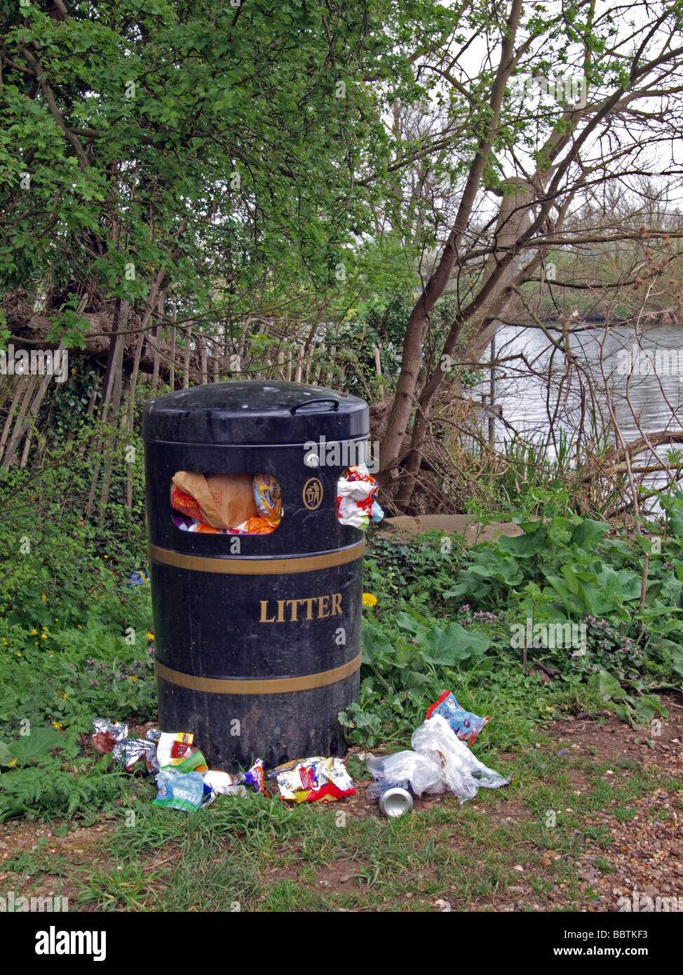 Overfull rubbish bin hi-res stock photography and images - Alamy