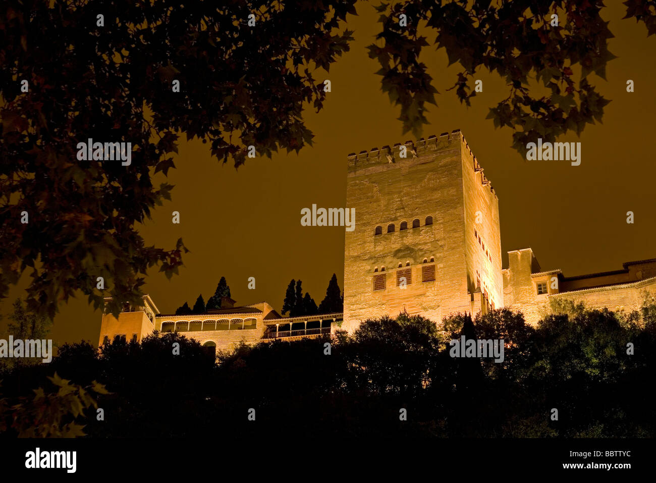 La Alhambra al Anochecer Granada Andalucía España La Alhambra at Dusk Granada Andalusia Spain Stock Photo