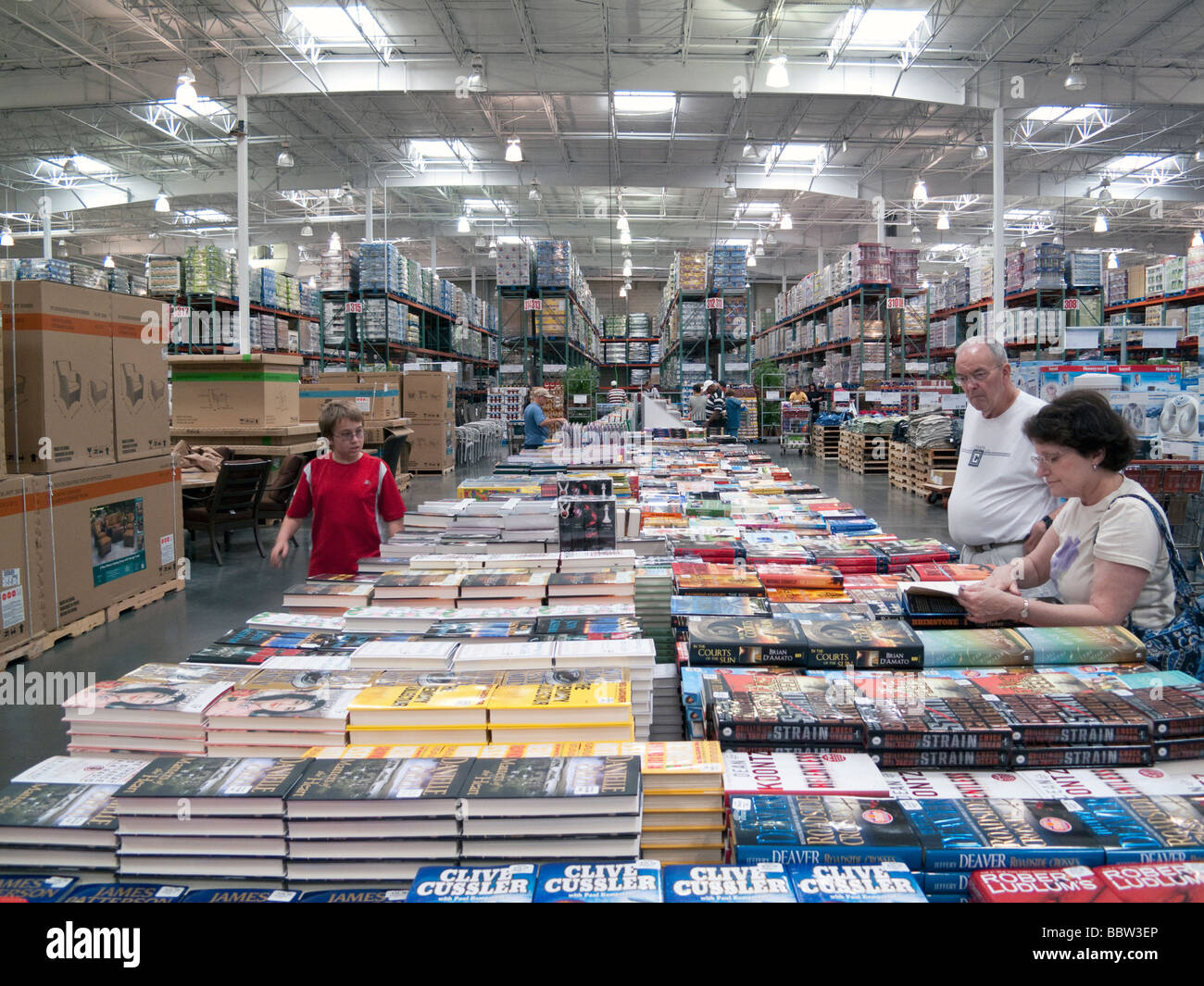 customers looking at books, Costco warehouse, USA Stock Photo