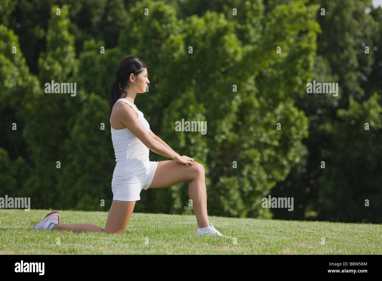 Young woman kneeling in chinese hi-res stock photography and images - Alamy