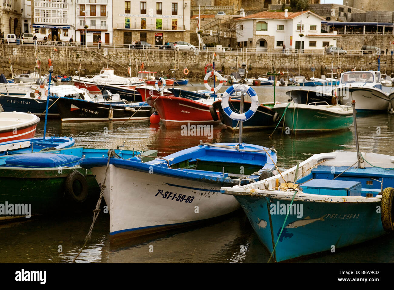 Barcas de Pesca Puerto Pesquero Iglesia de Santa María Castillo Castro Urdiales Cantabria España Fishing Boats Port Church Caste Stock Photo