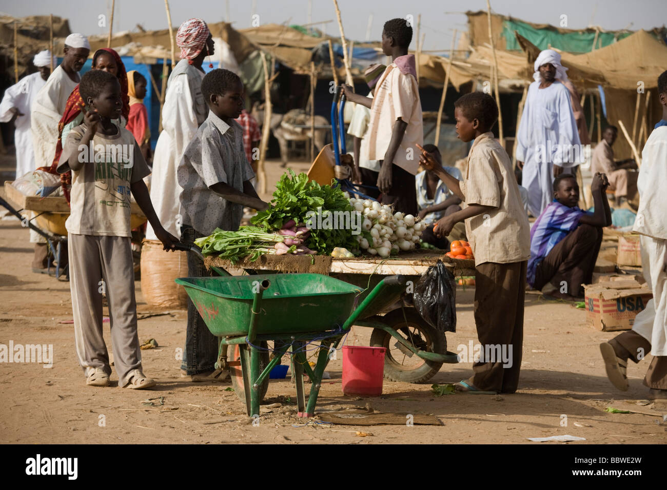 Daily souk market in the 4 sq km Abu Shouk refugee camp in Al Fasher, North Darfur, Sudan Stock Photo