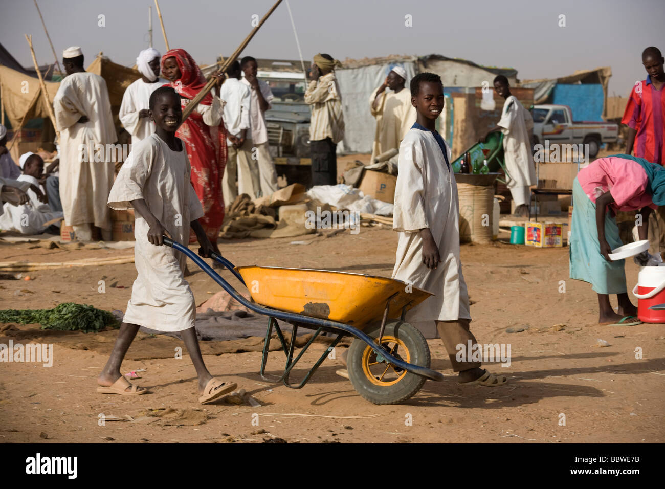 Daily souk market in the 4 sq km Abu Shouk refugee camp in Al Fasher, North Darfur, Sudan Stock Photo