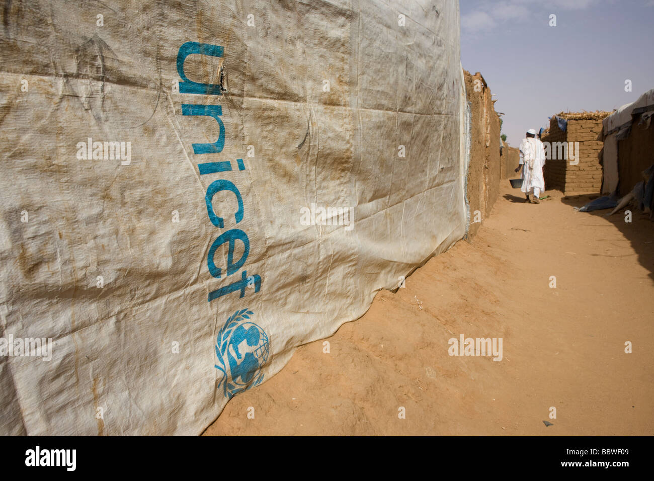 UNICEF-supplied sheeting covering makeshift lining of a home in the 4 sq km Abu Shouk refugee camp in Al Fasher, North Darfur Stock Photo