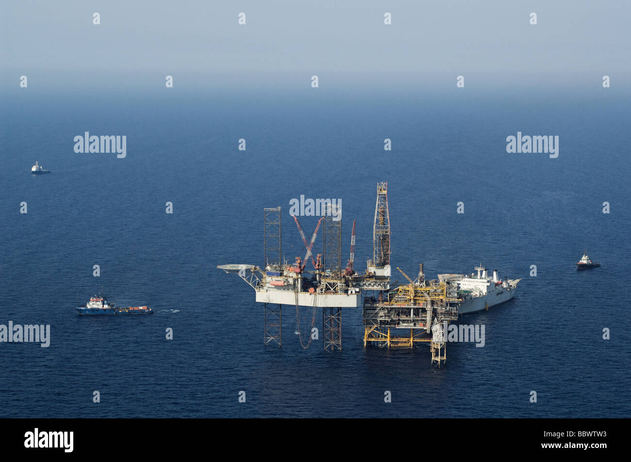 Oil rig with support vessels Stock Photo Alamy