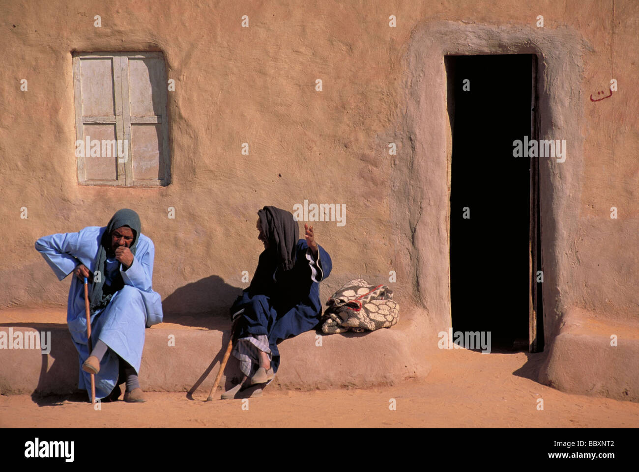 Elk157 5065 Egypt Western Desert Dakhla Oasis Balat two men in front of house Stock Photo