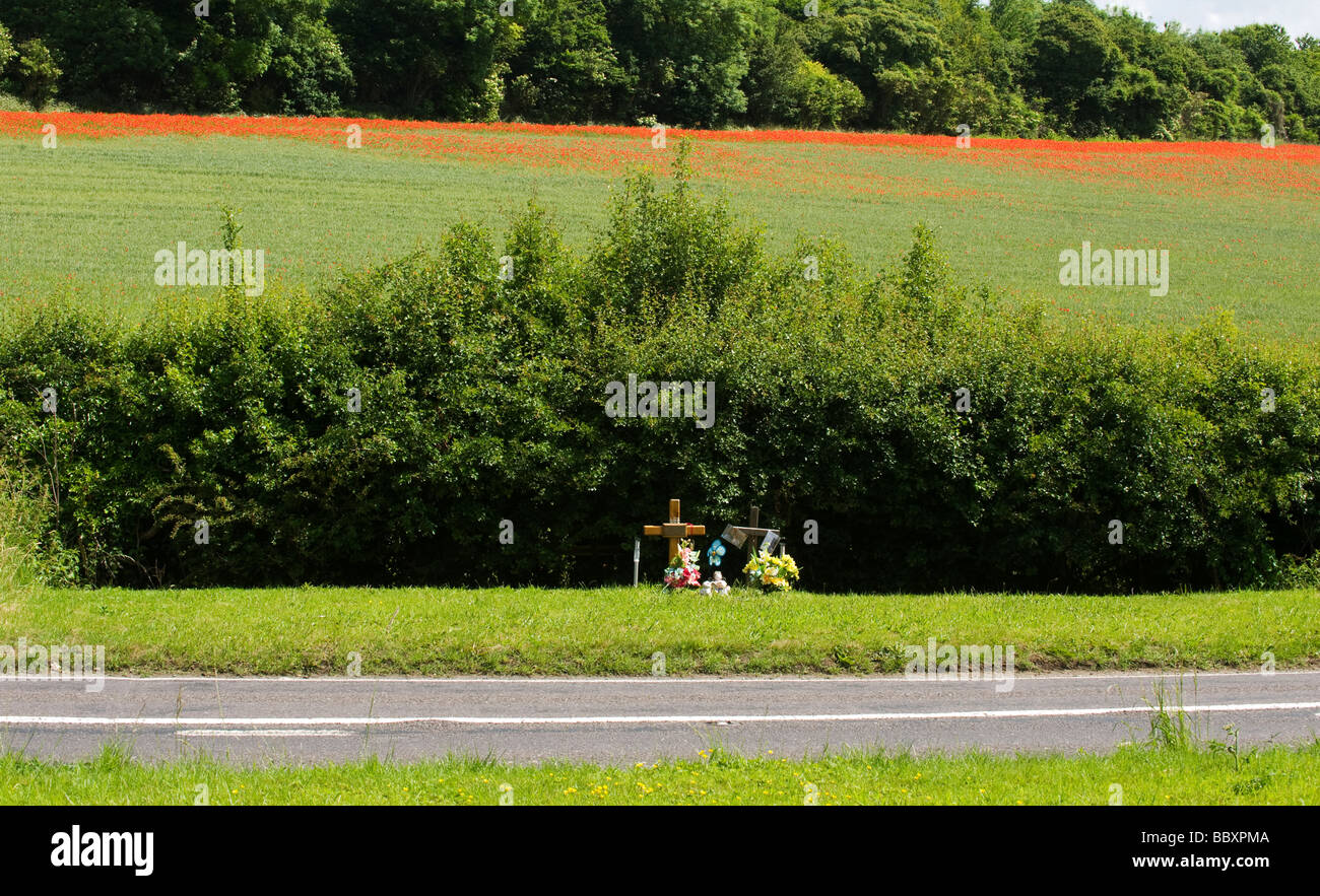 A ROAD SIDE SHRINE MARKS A PREVIOUS FATAL ROAD ACCIDENT CHESHAM BUCKINGHAMSHIRE Stock Photo