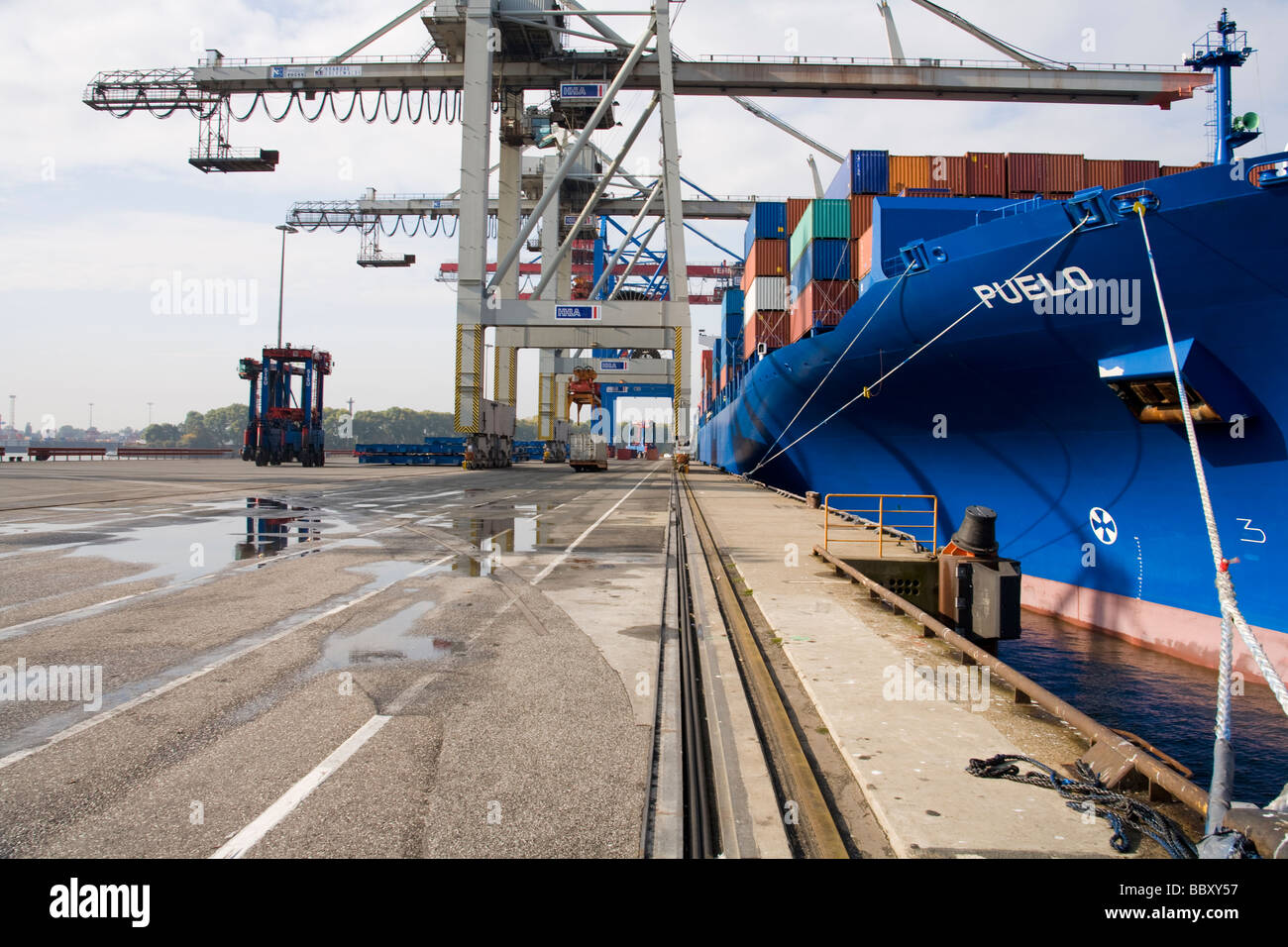 Container vessel unload hi-res stock photography and images - Alamy