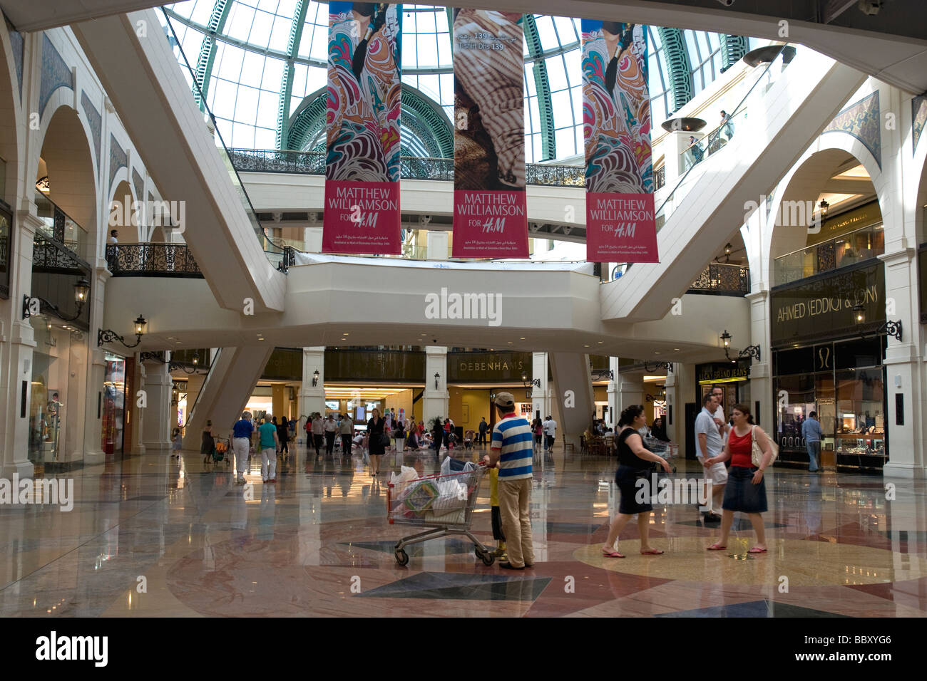 Central atrium of the vast Mall of the Emirates in Dubai Stock Photo