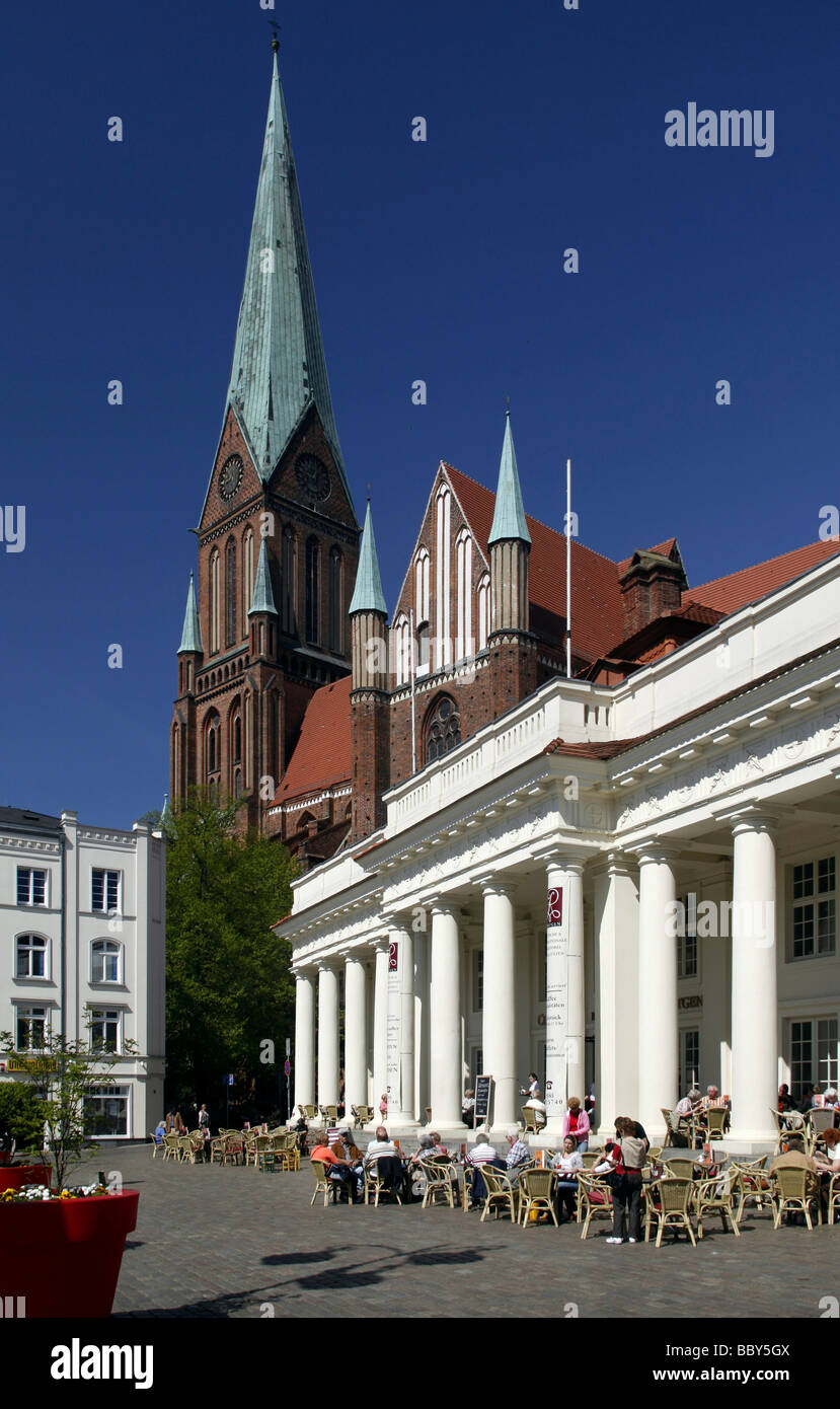 Neues Gebaeude building at the market place and Schweriner Dom cathedral, Schwerin, Mecklenburg-Western Pomerania, Germany, Eur Stock Photo