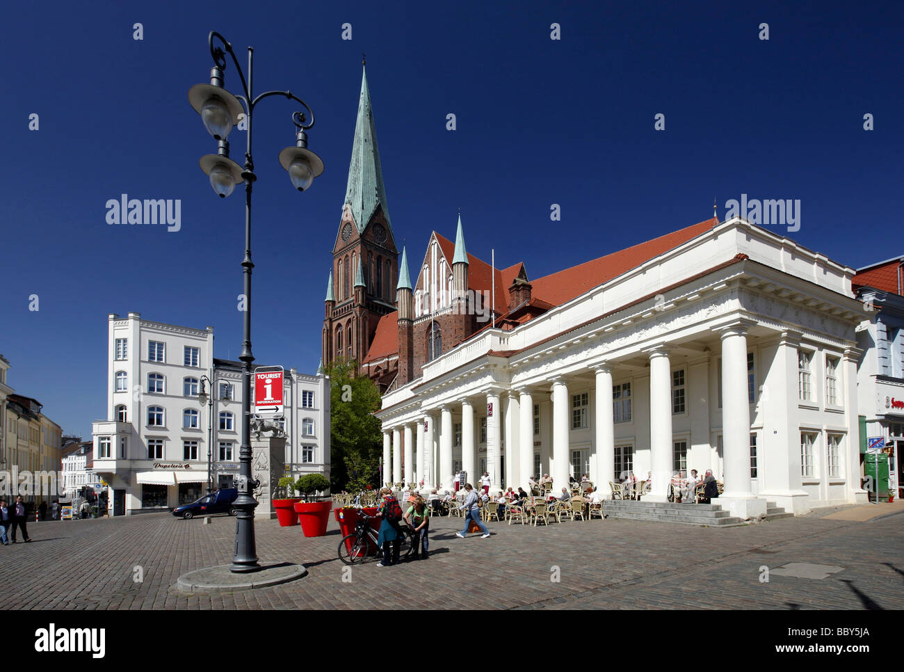 Neues Gebaeude building at the market place and Schweriner Dom cathedral, Schwerin, Mecklenburg-Western Pomerania, Germany, Eur Stock Photo