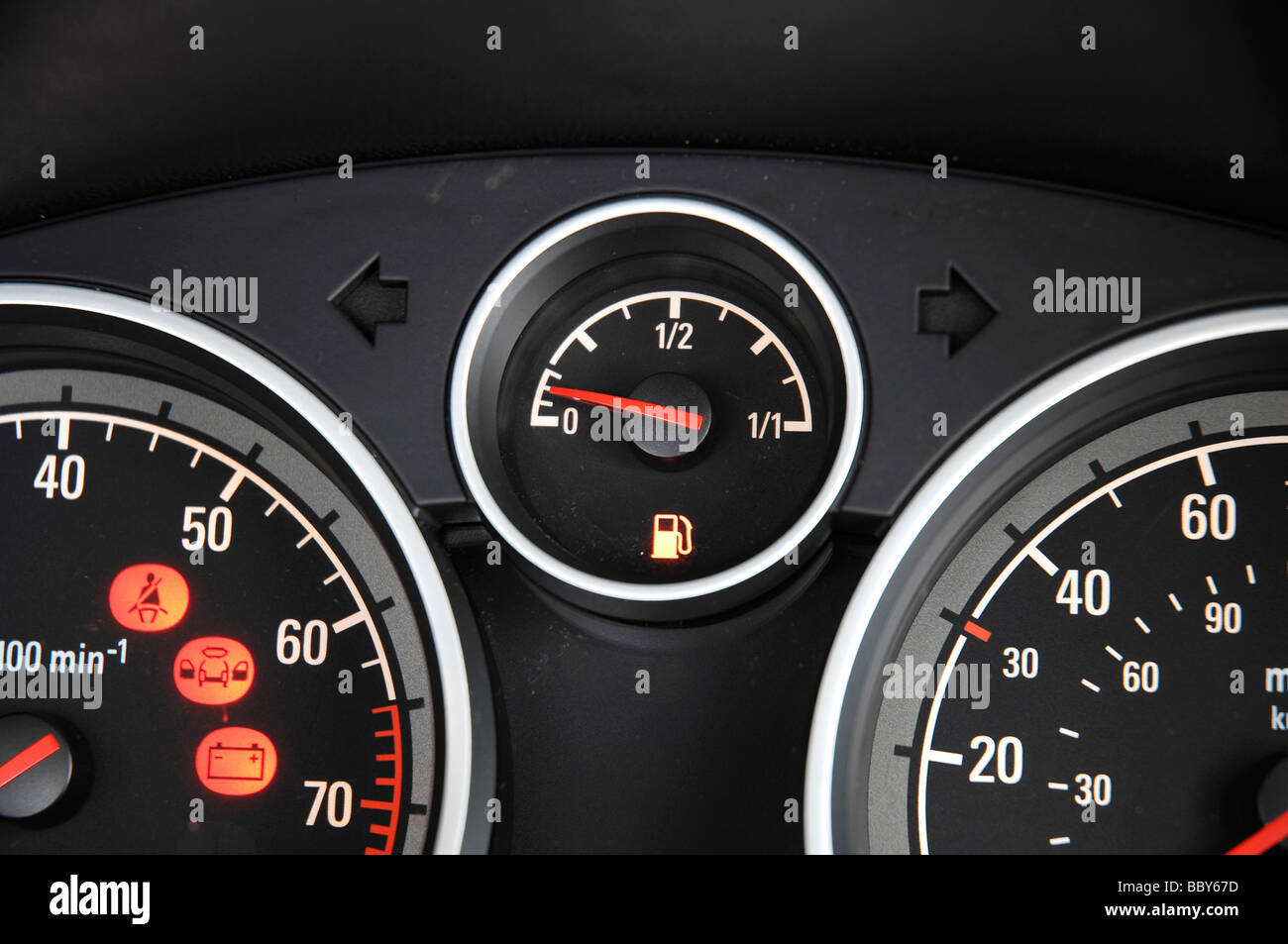 Vauxhall Astra 1.4 2007 fuel gauge Stock Photo Alamy