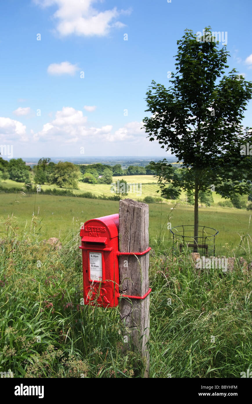 COUNTRY POSTBOX NEAR SAINTBURY. THE COTSWOLDS. GLOUCESTERSHIRE. ENGLAND. UK Stock Photo