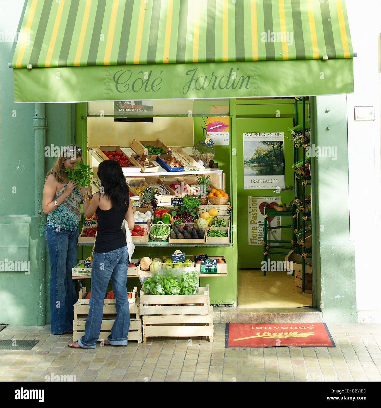 Young couple choosing fruit at outdoor market Stock Photo