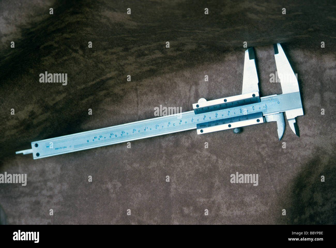 caliper measure math number dimension size accurate accuracy precision