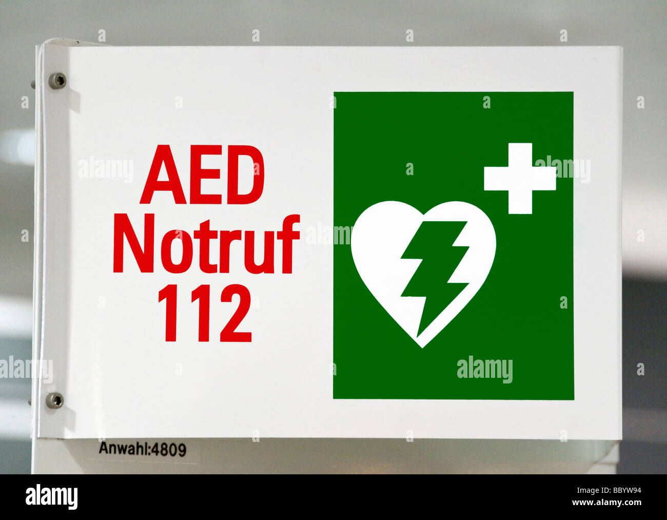 A sign indicating a heart defibrillator Stock Photo