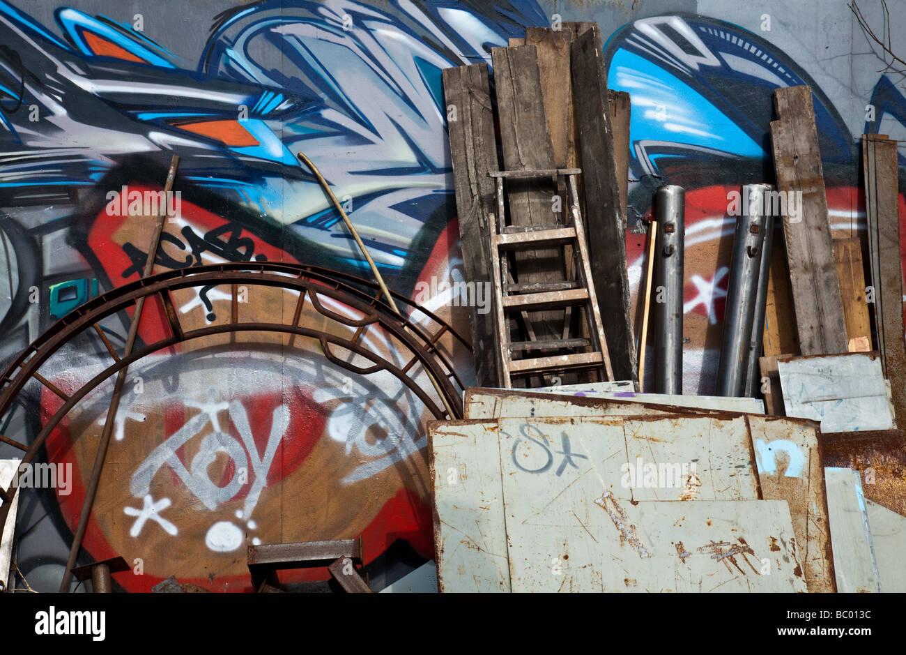Rubbish in front of a painted wall in Berlin Stock Photo Alamy