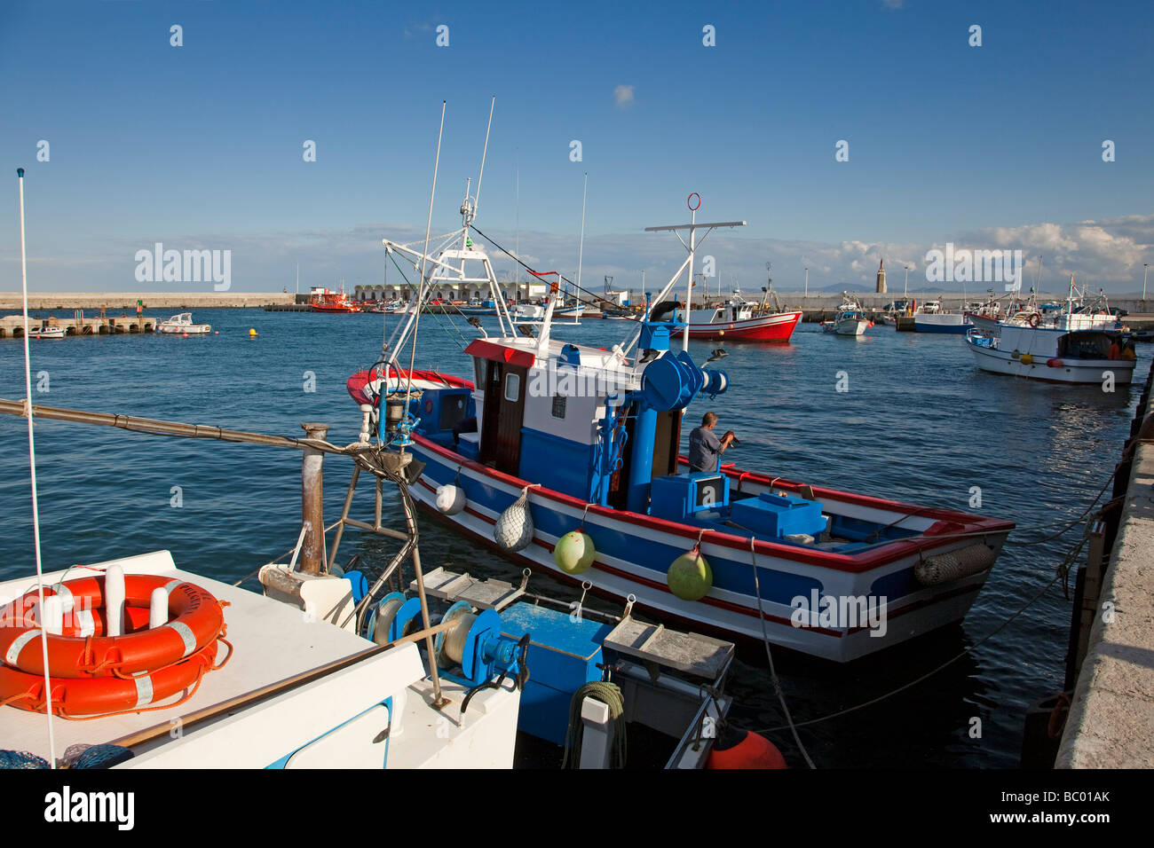 Barcos en el puerto pesquero de Tarifa Cádiz Andalucía España Boats in the fishing port of Tarifa Cadiz Andalusia Spain Stock Photo