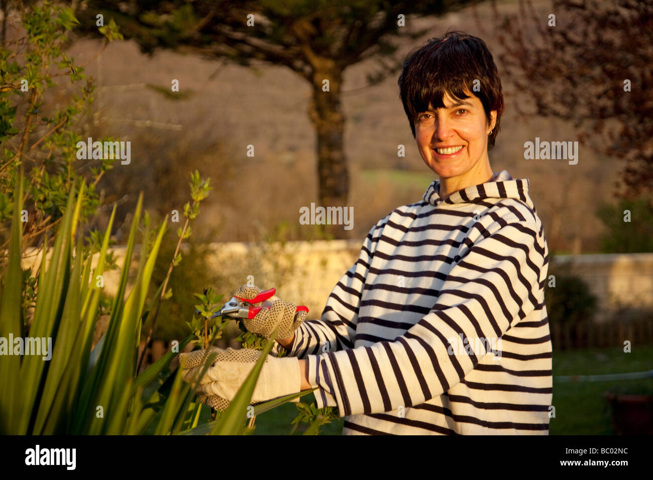 Mujer realizando trabajos en un jardin Women at work in a garden Stock Photo