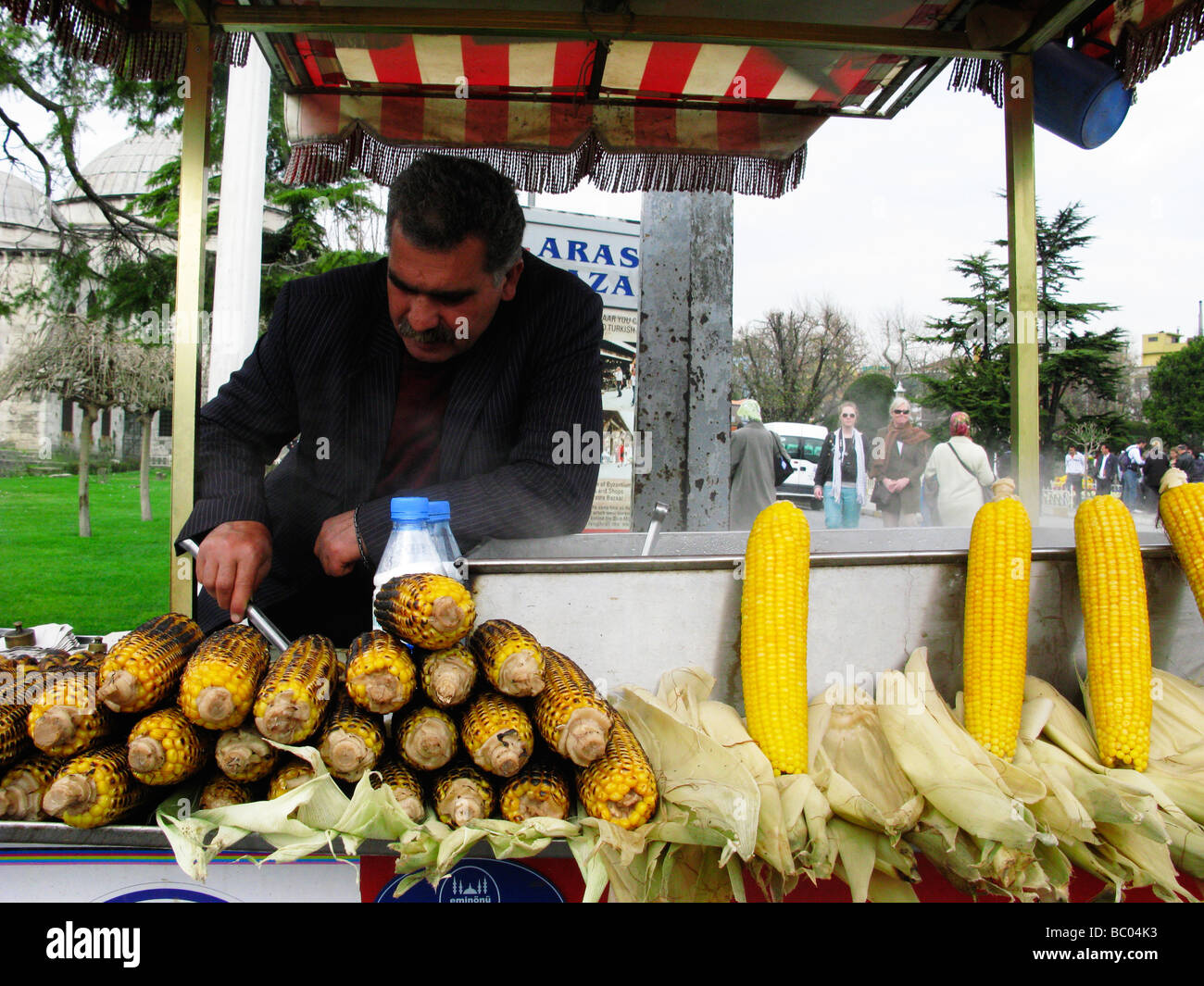 Street vendor selling grilled corn on the cob. Sultanahmet, Istanbul, Turkey Stock Photo Alamy