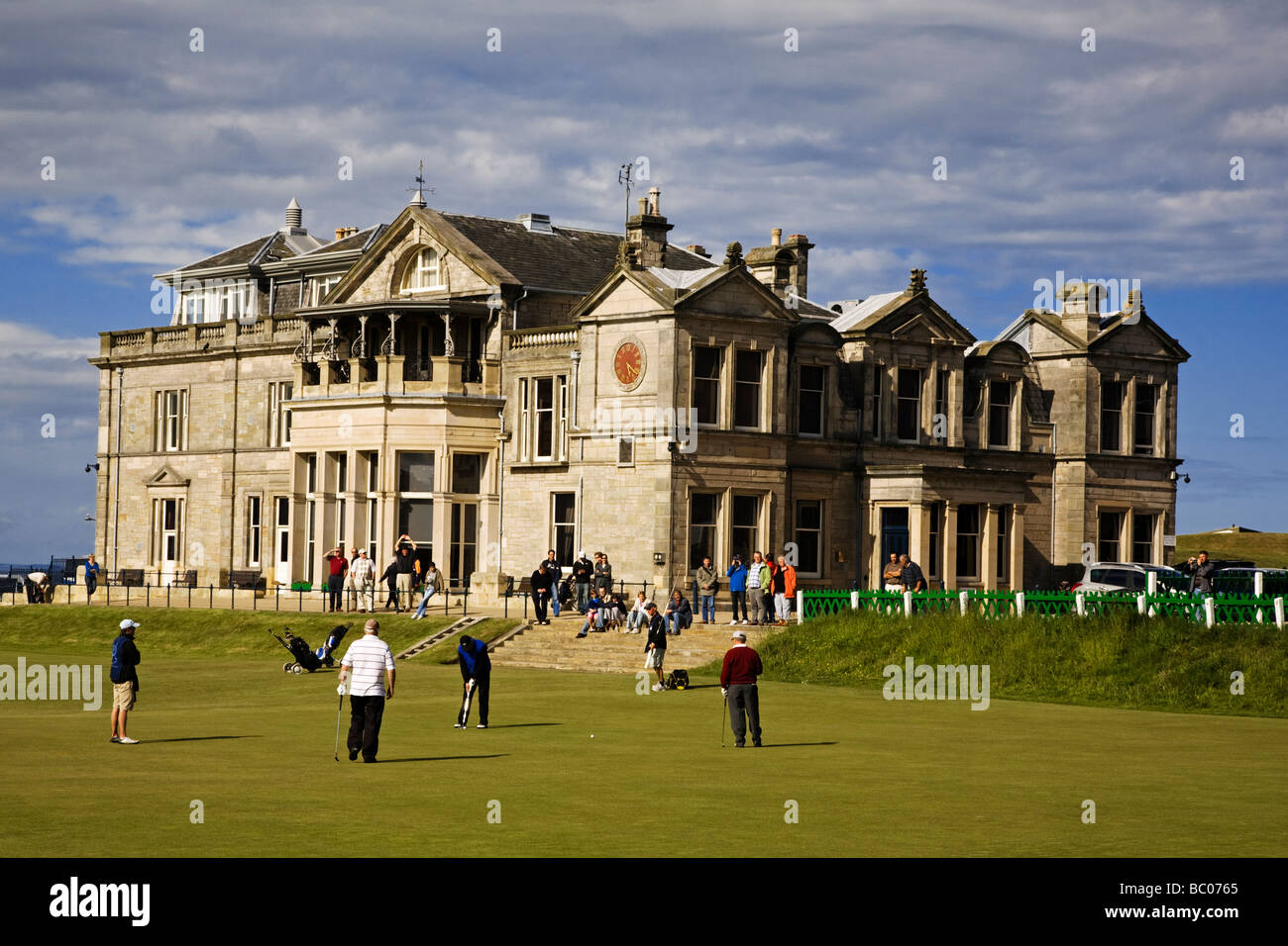 The 18th green and Clubhouse on the Old Course of the Royal and Ancient Golf Club, St Andrews, Fife, Scotland. Stock Photo