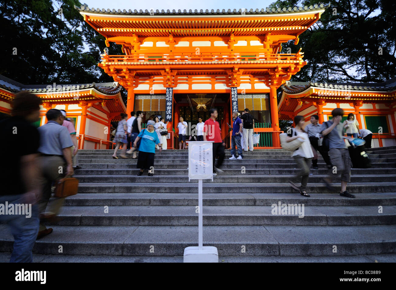 Entrance to the Yasaka Shinto Shrine from Shijo Dori (Shijo street ...
