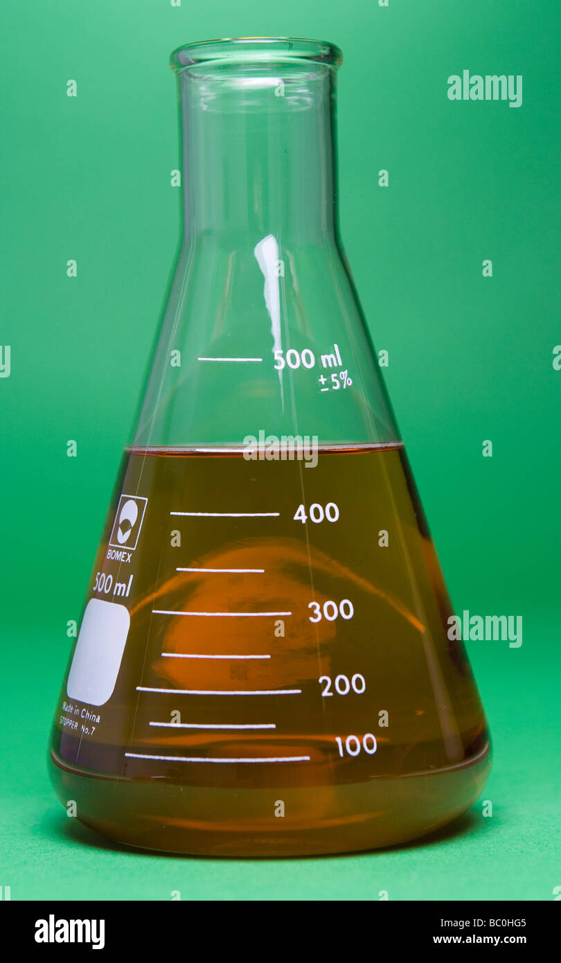 350 ml water added to 100 ml of 10% iodine solution in an erlenmeyer flask (two image dilution demonstration see also BC14BJ) Stock Photo