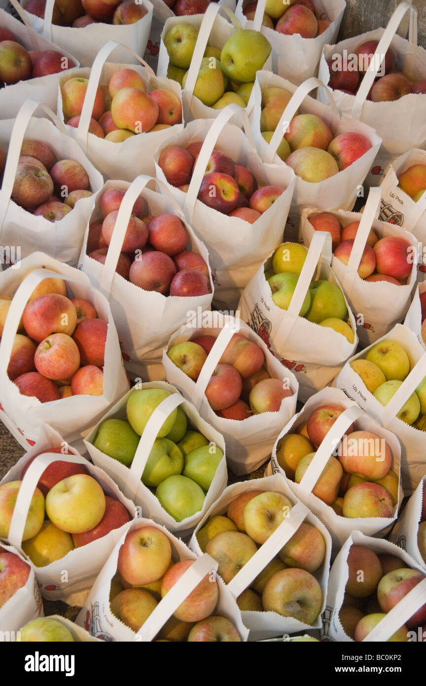 Apples on sale in rural North Carolina, USA Stock Photo