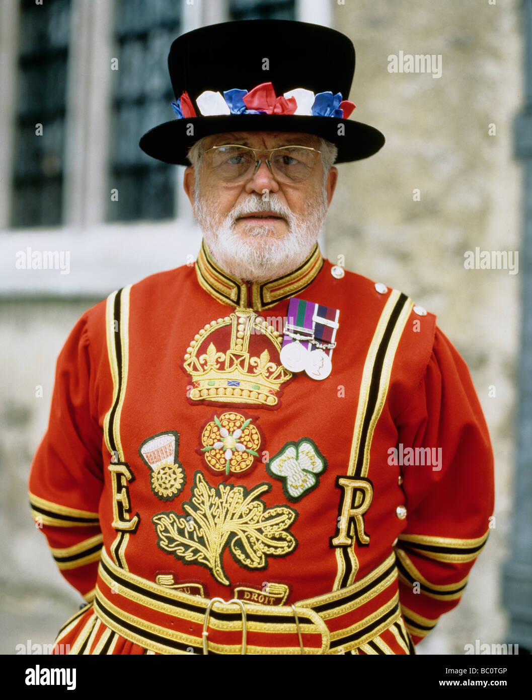 England, London, Tower of London. A Beefeater outside the entrance to the Tower Stock Photo Alamy
