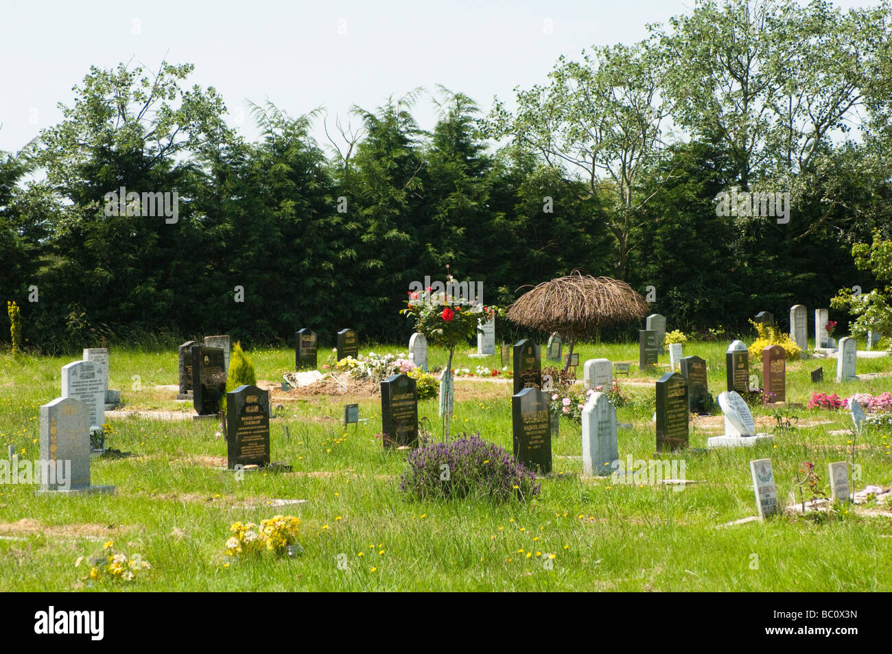 Hatton Cemetery, Moslem graves facing Mecca, Middlesex, UK Stock Photo