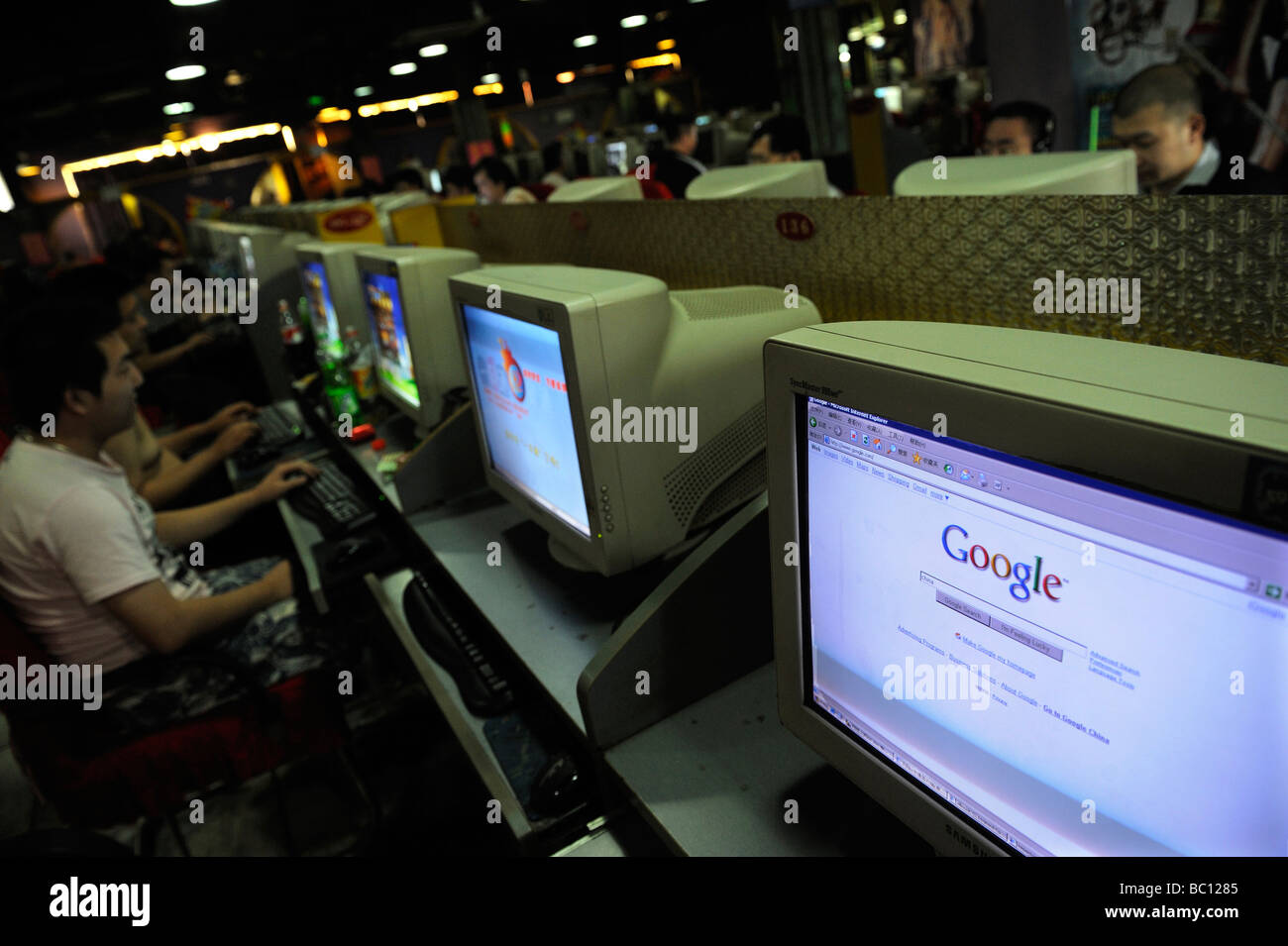 Google search engine at an internet cafe in Beijing, China. 21-Jun-2009 Stock Photo