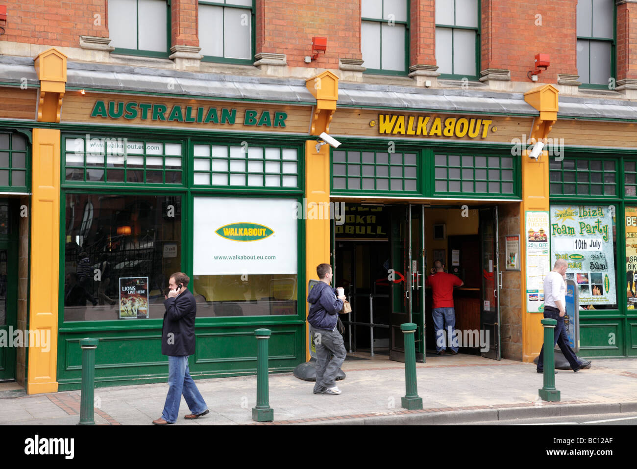 the australian walkabout bar on broad street a popular night time venue birmingham uk Stock Photo